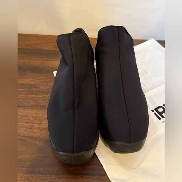 iRi WES I Womens size 8 Black Low Top Sneaker - Picture 3 of 8